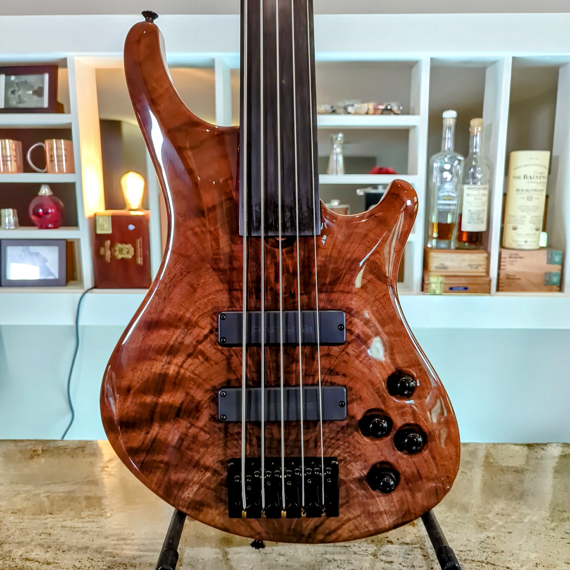 Roscoe SKB3005 Signature Fretless: Exhibition Clara Walnut Top 